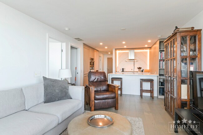 Photo du bâtiment - Stunning 2 Bed, 2 Bath Condo with Ocean Vi...
