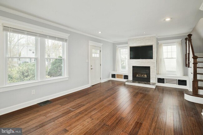 Building Photo - 614 Maple Ave