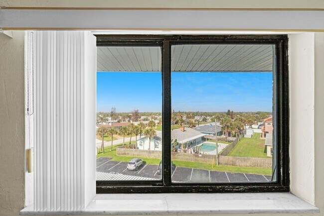 Building Photo - Oceanfront 2 Bedroom Condo with Stunning Views