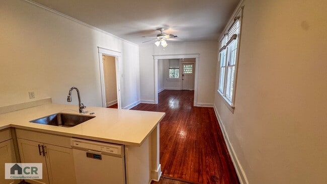 Foto del edificio - 5bd/2ba Near Campus and Broadway!