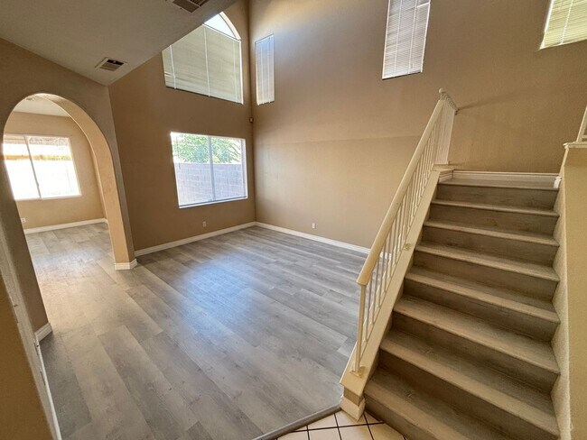 Foto del edificio - Beautiful 3Bed/2Bath/2Car residence located in Sunrise Manor / Winterwood area