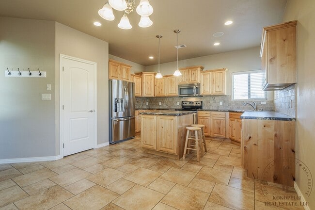 Building Photo - 382 Rosemary Way