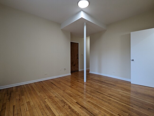 Building Photo - 633 W Barry Ave
