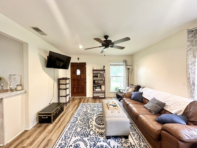 Foto del edificio - Coming Soon! 3 Bedroom 2 Bath 2 Car Carport! Corner Lot!