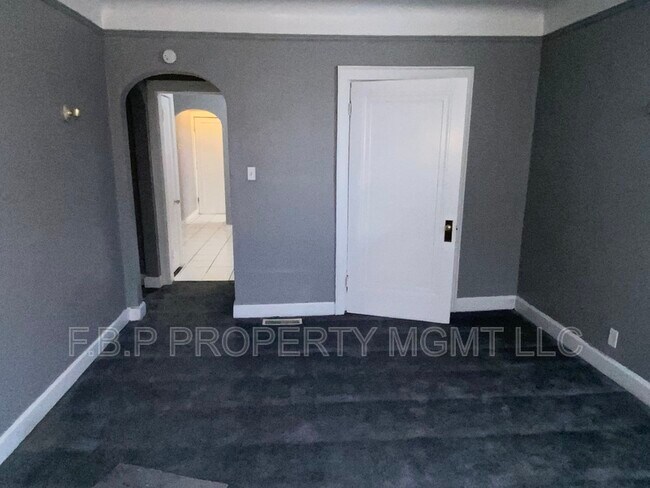Foto del edificio - 5049 Coplin St