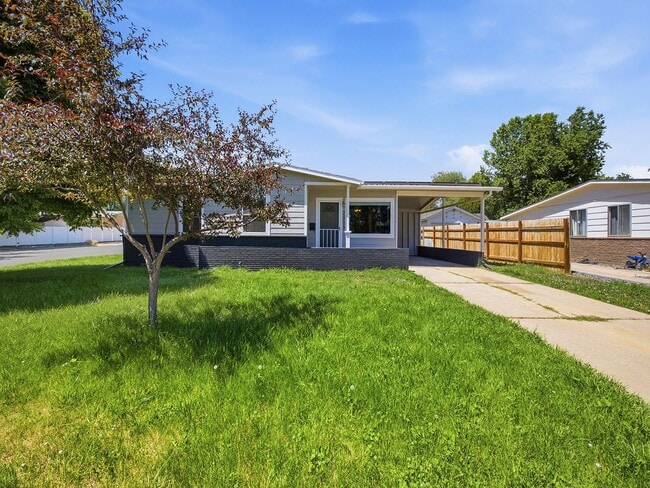 Foto del edificio - Updated 3 Bed Home with Vaulted Ceilings, Solar Panels & Large Corner Lot