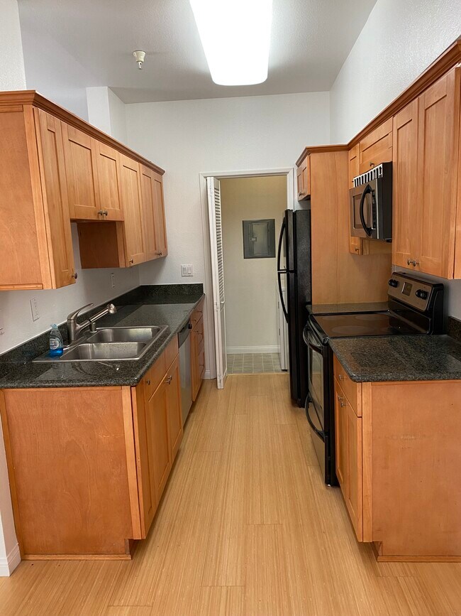 Kitchen - 2485 Creekside Ct