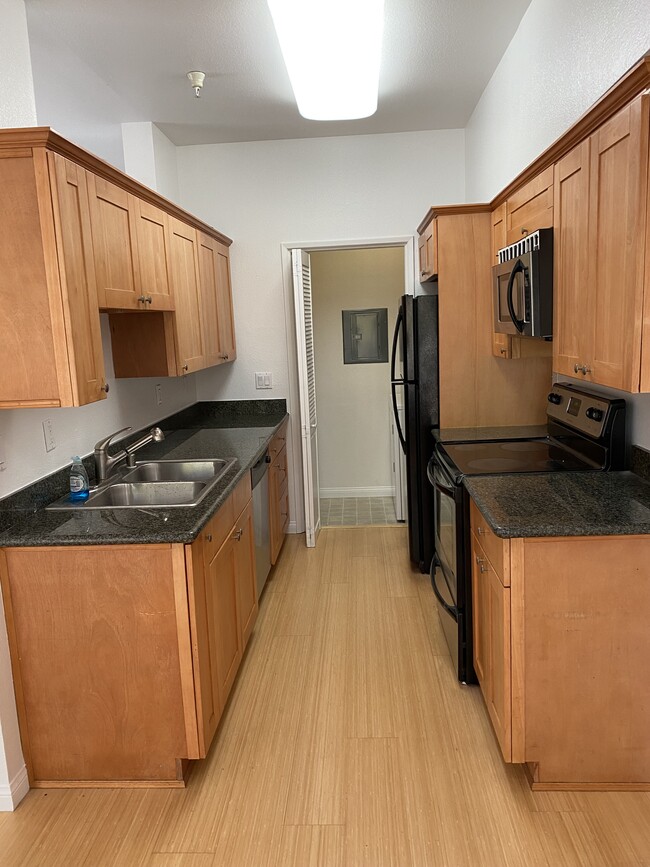 Kitchen - 2485 Creekside Ct