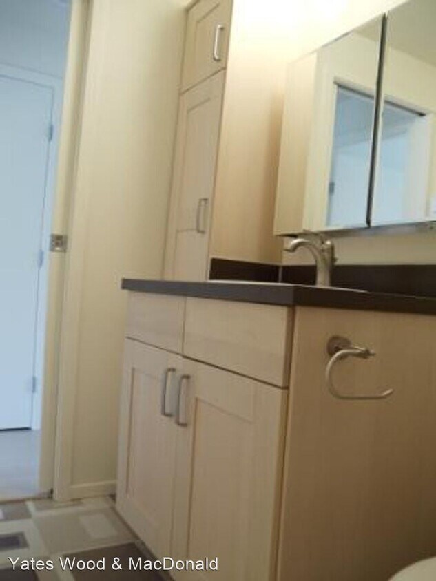 Building Photo - 1 br, 1 bath Apartment - 2349 Yale Ave. E.