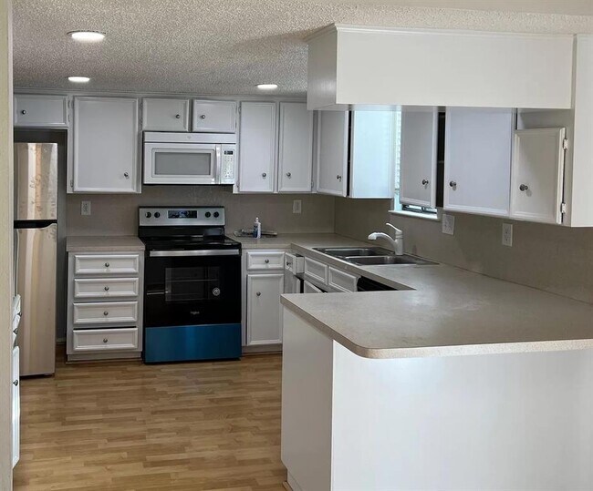 Building Photo - 8601 Fathom Cir