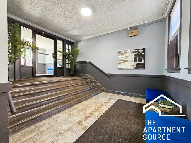 Building Photo - 1050 W George St