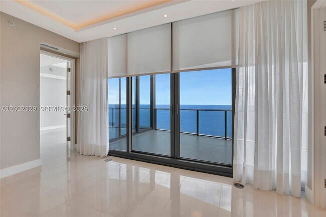 Foto del edificio - 15701 Collins Ave