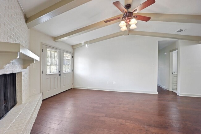 Foto del edificio - 8900 Shadow Bluff Ave