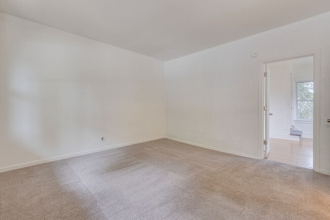 Building Photo - AVAILABLE AUGUST 2026 - Huge 3+ Bedroom Unit w/ Wrap Around Deck & Big Yard!