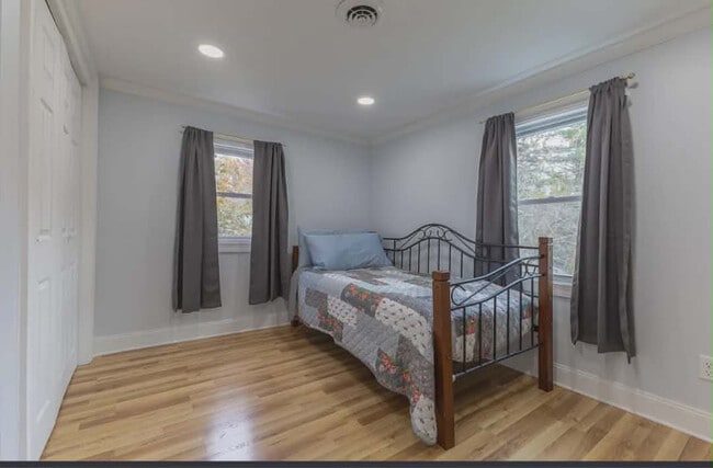 Building Photo - 133 Howe St