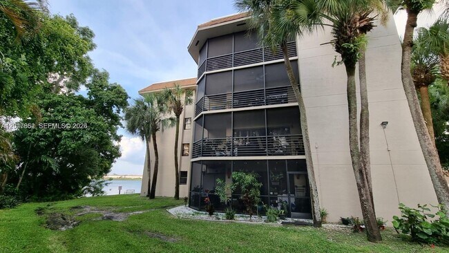 Foto del edificio - 461 Ives Dairy Rd