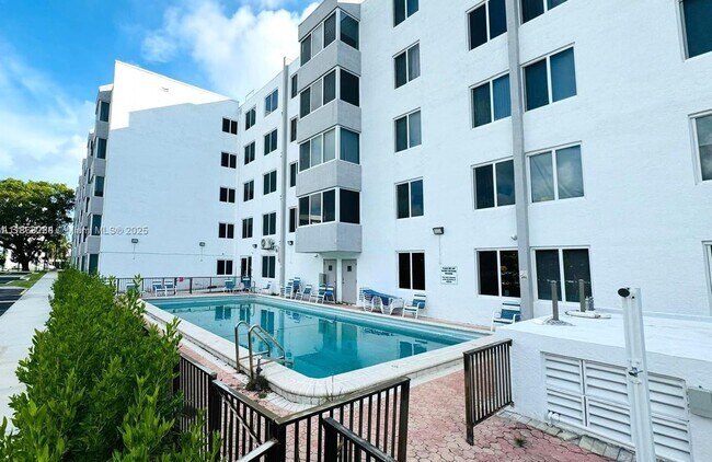 Foto del edificio - 250 180th Dr