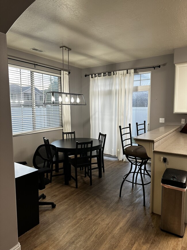 Building Photo - 968 Chelsea Ln