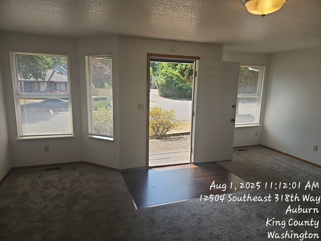 Building Photo - Auburn retro rambler home - 3 bedrooms and...