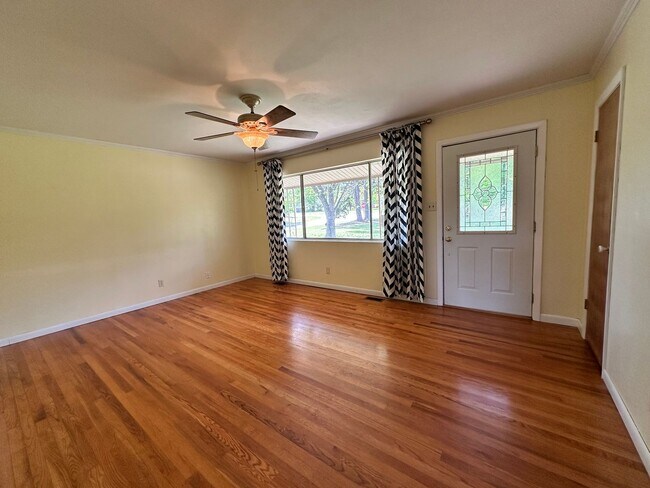 Foto del edificio - Exclusively Offered By Muse Realty Rentals...
