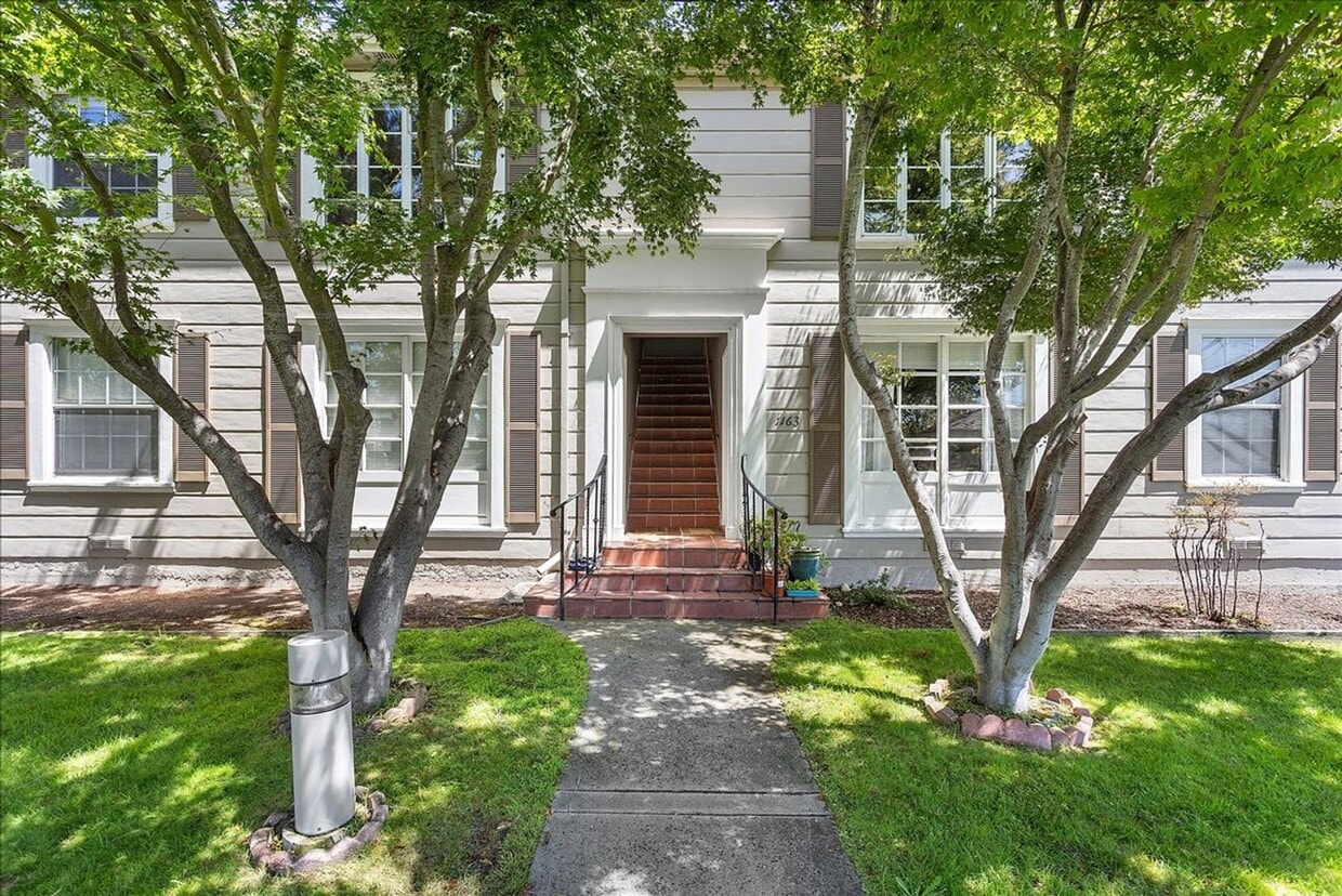 Photo - 1163 Broadway #D - 2 bedroom | 1 bath | Upper unit