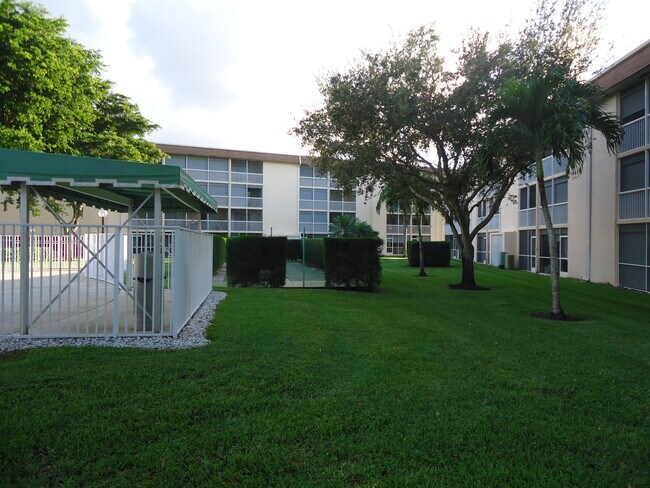Building Photo - 400 Village Green Cir W