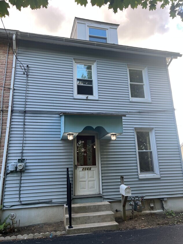 Foto principal - 2066 Grape St