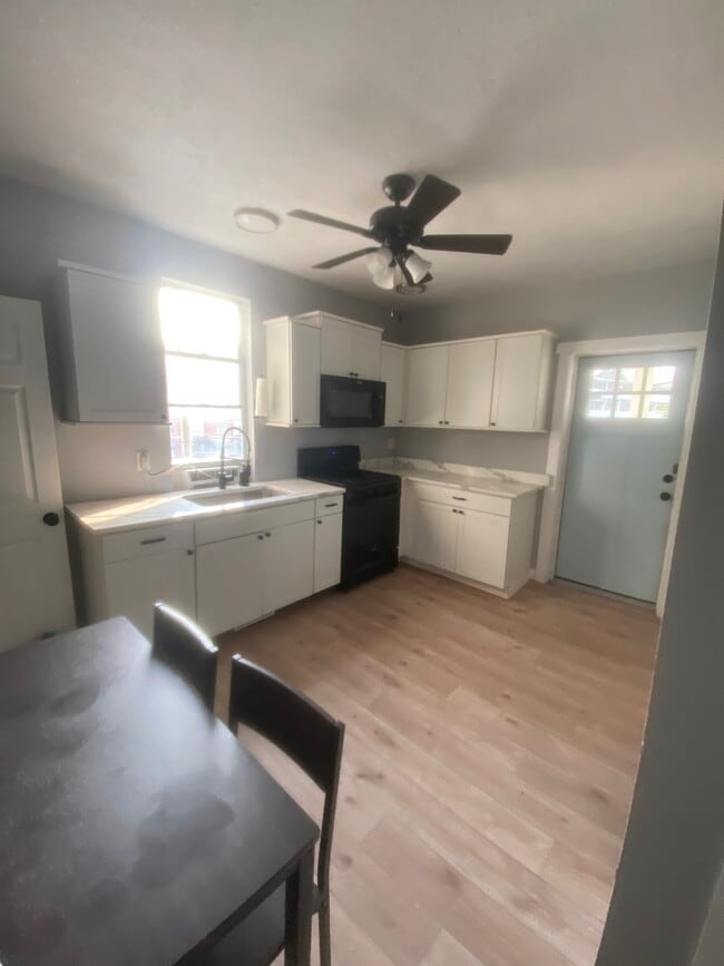 Building Photo - 104 3rd St