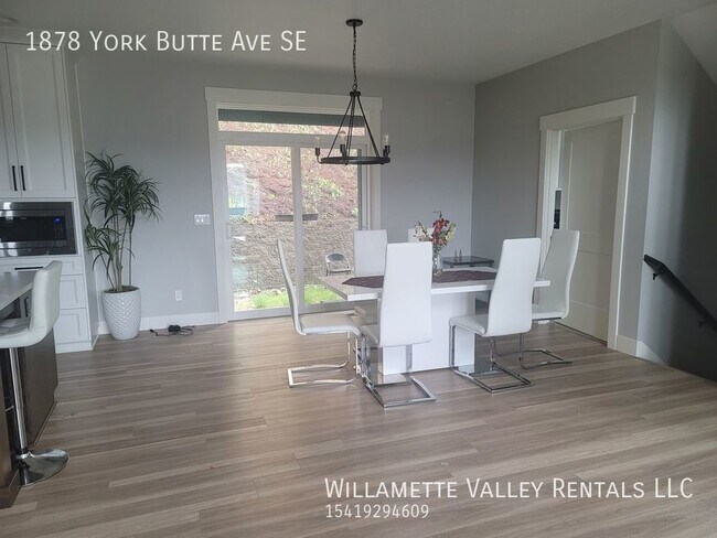 Building Photo - Newer home in Salem - Available mid-June