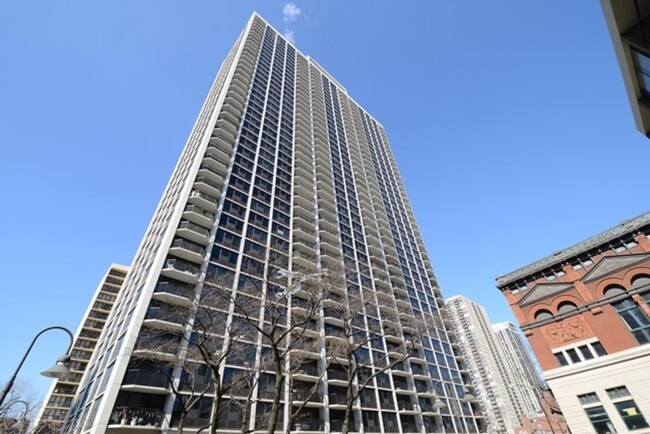 Foto del edificio - 1516 N Sandburg Terrace