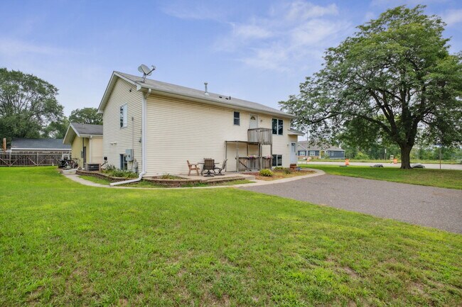 Building Photo - 9002 Lexington Ave NE