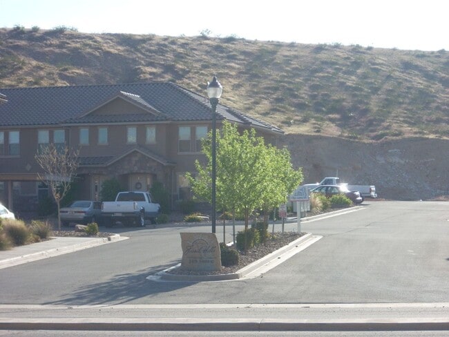 Building Photo - Gorgeous 3 Bedroom Townhome in St. George