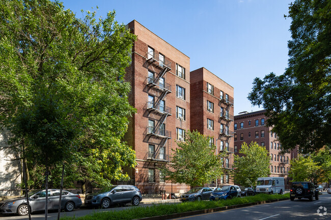 Building Photo - 690 Riverside Dr