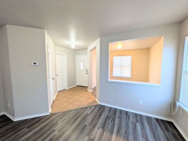 Building Photo - Very Nice 4 Bedroom Home In Convenient Northwest Location!