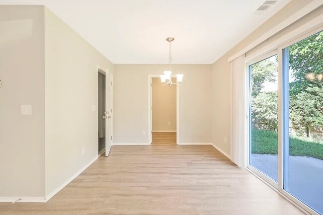 Building Photo - 2888 Creekbend Dr