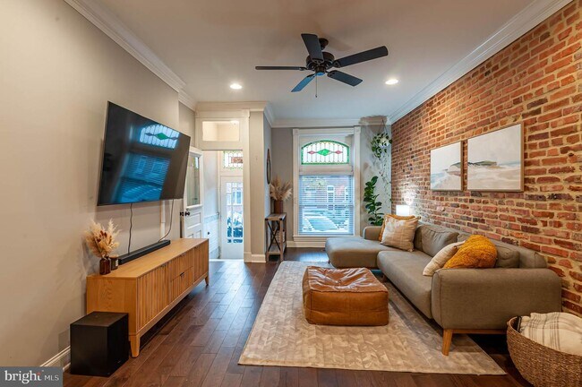 Building Photo - 527 S Kenwood Ave
