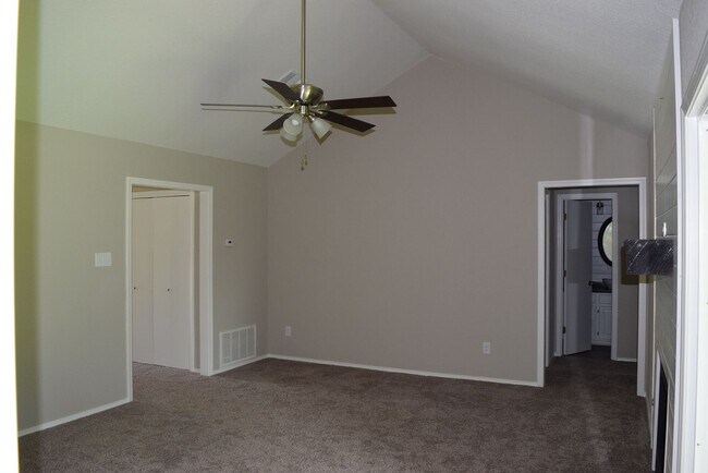 Foto del edificio - 700 Cedar Ln