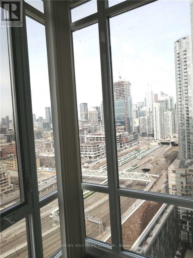 Building Photo - 170 Fort York Blvd
