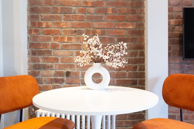 Building Photo - 689 10th Ave