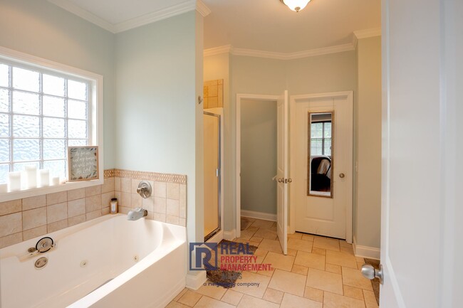 Building Photo - Beautiful Home in Applewood Subdivision in...