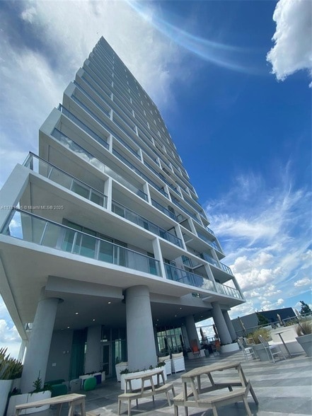 Primary Photo - 2000 Metropica Wy