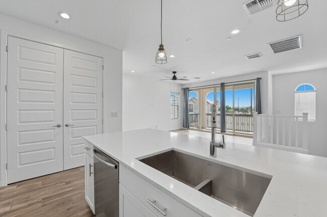 Foto del edificio - Like new Luxurious Modern townhome with 2 Master Suits in Warner Meadows!
