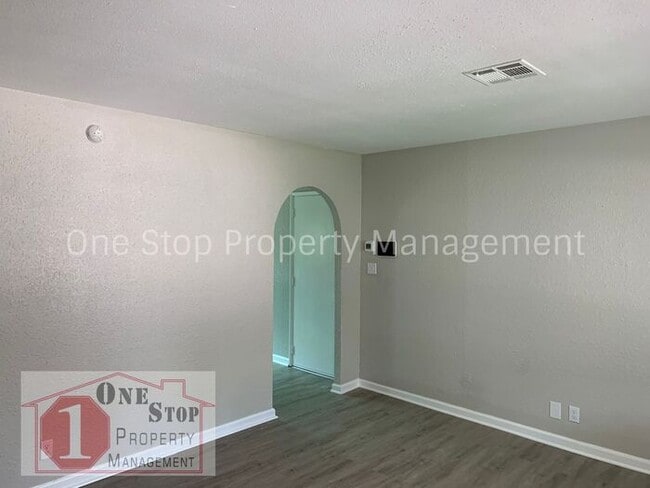 Building Photo - Beautiful 3 Bedroom 1 Bathroom Ranch Home ...