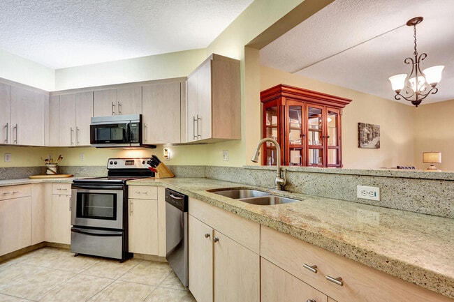 Building Photo - 100 Uno Lago Dr