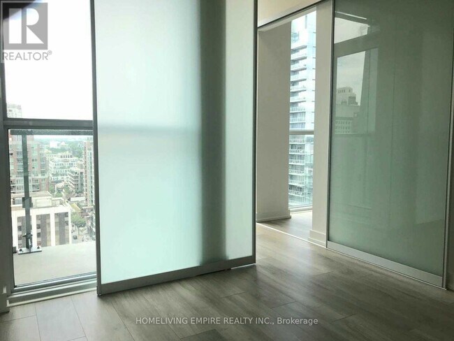 Photo du bâtiment - 1 Yorkville Ave
