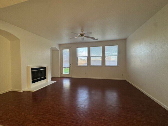 Foto del edificio - Beautiful Home with 4 Bedrooms and 3 Bathrooms in a Convenient Location!