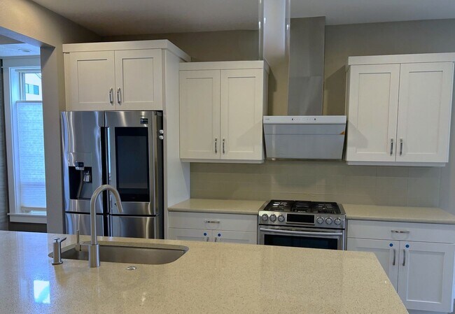 Foto del edificio - Stunning Light & Bright Corner Lot Home Lo...