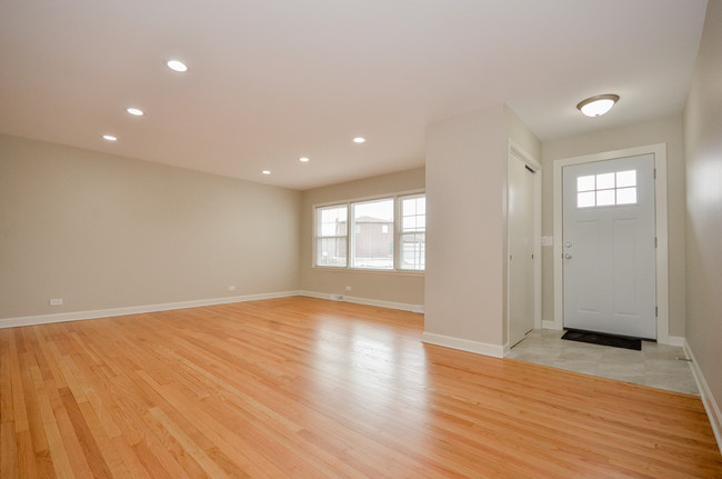 living room - Lake Briarwood Townhomes