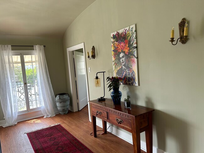 Sala de estar - 904 S Sycamore Ave