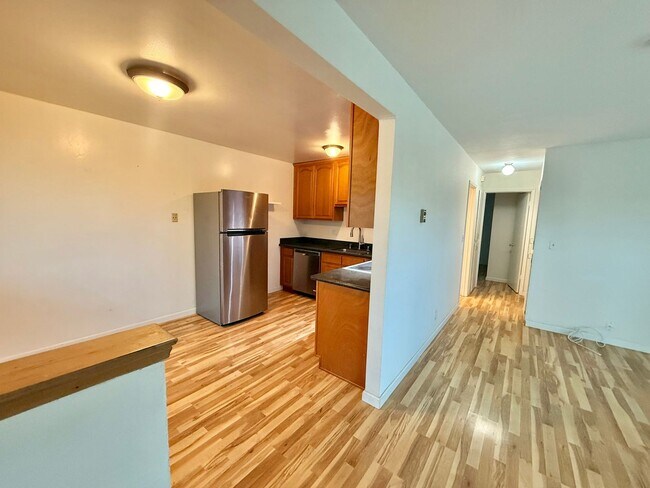 Photo - CAMBRIAN - Remodeled upstairs unit - great... Apartment